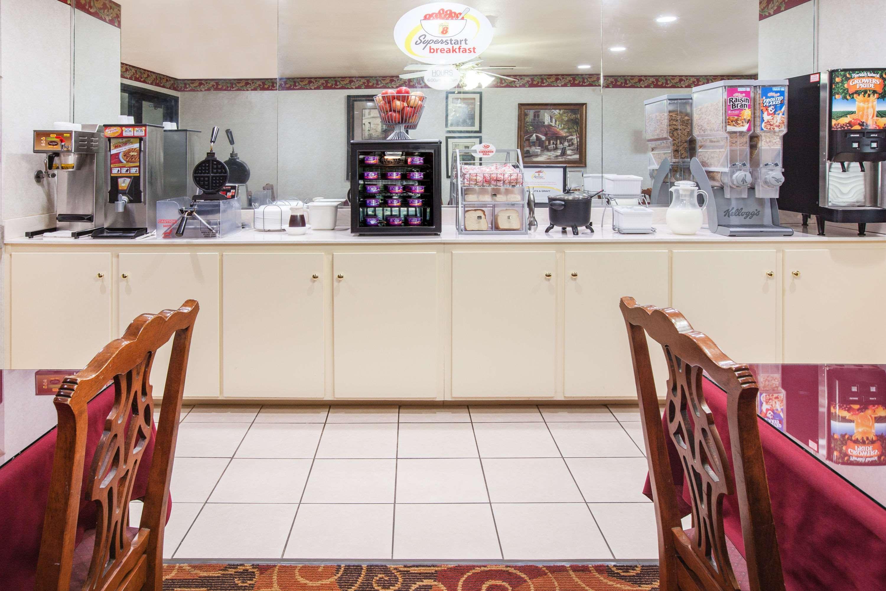 怀特霍尔速8酒店 White Hall 外观 照片